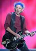 英ロックバンド、ザ・ローリング・ストーンズ（The Rolling Stones）の「50 and Counting」北米ツアーが3日、カリフォルニア（California）州ロサンゼルス（Los Angeles）のステイプルズ・センター（Staples Center）でスタートした。写真は、パフォーマンスを披露するキース・リチャーズ（Keith Richards、2013年5月3日撮影）。(c)AFP/JOE KLAMAR