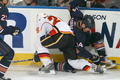 バランスを崩すオイラーズの%%Raffe Torres%%（右）とフレームスの%%Marcus Nilson%%（左）。(c)AFP/Getty Images Dale MacMillan