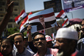 エジプト首都カイロ（Cairo）でデモ集会を開くムハンマド・モルシ（Mohamed Morsi）大統領とイスラム主義組織「ムスリム同胞団（Muslim Brotherhood）」を支持する人々（2013年6月28日撮影）。(c)AFP/GIANLUIGI GUERCIA