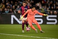 女子サッカー欧州チャンピオンズリーグ、グループD、マンチェスター・シティ対FCバルセロナ。FCバルセロナのエバ・パヨル（左）とボールを競るマンチェスター・シティのGK山下杏也加（2024年10月9日撮影）。(c)Paul ELLIS / AFP