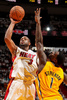12-13NBAは3日、イースタンカンファレンス決勝（7回戦制）の第7戦が行われ、マイアミ・ヒート（Miami Heat）が99-76でインディアナ・ペイサーズ（Indiana Pacers）を破り、3年連続NBAファイナル進出を果たした。

インディアナ・ペイサーズのランス・スティーブンソン（Lance Stephenson）をかわし得点を狙うマイアミ・ヒートのドウェイン・ウェイド（Dwyane Wade、2013年6月3日撮影）。(c)AFP/Getty Images/NBAE/Issac Baldizon