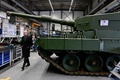 独ウンターリュスで、2025年に操業開始予定の防衛大手ラインメタルの生産ラインを視察するオラフ・ショルツ首相（2024年2月12日撮影）。(c)FABIAN BIMMER / POOL / AFP