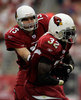 エジリン・ジェームズ（%%Edgerrin James%%、右）にハンドオフするカーディナルスのQBカート・ワーナー（%%Kurt Warner%%）。(c)AFP/Getty Images Jeff Gross