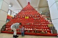 埼玉県鴻巣市市役所に飾られた「ピラミッドひな壇」を見る親子（2014年2月19日撮影）。(c)AFP/KAZUHIRO NOGI