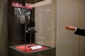 韓国・ソウル北東の加平にある統一教会の天正宮博物館に展示された、創始者の故文鮮明氏の帽子（2016年2月13日撮影）。(c)AFP/Ed Jones