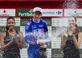 第68回ブエルタ・ア・エスパーニャ（68th Vuelta a Espana）、第15ステージ（アンドラからペイラギュド、224.9キロメートル）。ステージ優勝を飾り、表彰台で歓喜するFDJ・ビッグマット（FDJ-BigMatt）のアレクサンドル・ジェニエ（Alexandre Geniez、2013年9月8日撮影）。(c)AFP/JAIME REINA