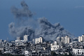 イスラエル軍の空爆を受けるパレスチナ自治区ガザ地区（2023年10月21日撮影）。(c)Aris MESSINIS / AFP