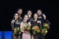 フィギュアスケート欧州選手権、アイスダンス・フリーダンス（FD）。表彰式に臨む（左から）2位に入ったガブリエラ・パパダキス/ギヨーム・シゼロン組、優勝したヴィクトリヤ・シニツィナ/ニキータ・カツァラポフ組、3位に入ったアレクサンドラ・ステパノワ/イワン・ブキン組（2020年1月25日撮影）。(c) Daniel MIHAILESCU/ AFP