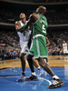 09-10NBA、オーランド・マジック（%%Orlando Magic%%）対ボストン・セルティックス（%%Boston Celtics%%）。試合はセルティックスが86-77で勝利した。写真はリバウンドポジションを競り合うセルティックスのケビン・ガーネット（%%Kevin Garnett%%、右）とマジックのドワイト・ハワード（%%Dwight Howard%%）。（2009年12月25日撮影）(c)AFP/Getty Images/NBAE/Fernando Medina