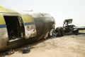 スーダンの首都ハルツーム（Khartoum）の空港で、前夜に着陸時に炎上したスーダン航空（Sudan Airways）の旅客機（2008年6月11日撮影）。(c)AFP/ISAM AL-HAJ