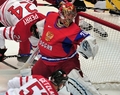 2010年%%バンクーバー冬季五輪%%アイスホッケー男子準々決勝、ロシア対カナダ。試合は第1ピリオドに4得点を奪ったカダナが7-3で勝利し、準決勝に進んだ。

　準決勝でカナダは、連覇を目指すスウェーデンとスロバキアの勝者と対戦する。

　写真は得点を許すロシアのエフゲニー・ナボコフ（%%Evgeni Nabokov%%）。（2010年2月24日撮影）(c)AFP/CRIS BOURONCLE