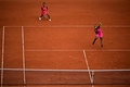 全仏オープンテニス、女子ダブルス決勝。試合に臨むレイラ・フェルナンデス（左）/テイラー・タウンゼント組（2023年6月11日撮影）。(c)JULIEN DE ROSA / AFP