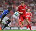 バーミンガムのヨハン・ジュールー（%%Johan Djourou%%、左）からマークを受けるリバプールのスティーブン・ジェラード（%%Steven Gerrard%%）。(c)AFP/ANDREW YATES