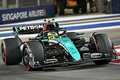 24F1第18戦シンガポールGP決勝。レースに臨むメルセデスAMGのルイス・ハミルトン（2024年9月22日撮影）。(c)ROSLAN RAHMAN / AFP