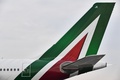 伊ローマのレオナルド・ダビンチ国際空港の滑走路を移動するアリタリア航空機（2021年3月5日撮影）。(c)Andreas SOLARO / AFP