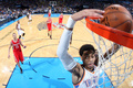 13-14NBA、オクラホマシティ・サンダー（Oklahoma City Thunder）対ヒューストン・ロケッツ（Houston Rockets）。ダンクシュートを決めるオクラホマシティ・サンダーのジェレミー・ラム（Jeremy Lamb、2013年12月29日撮影）。(c)AFP/Getty Images/NBAE/Layne Murdoch