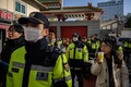 香港の民主派デモに連帯を示す学生たちのデモ行進を前に、韓国・ソウルの中国大使館外に集まる警察官たち（2019年11月19日撮影）。(c)Ed JONES / AFP