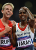 ロンドン五輪、陸上男子10000メートル決勝。金メダルを獲得し、ゲーレン・ラップ（Galen Rupp、左）と歓喜する英国のモハメド・ファラー（Mohammed Farah、2012年8月4日撮影）。(c)AFP/ERIC FEFERBERG