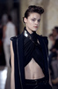 フランス・パリ市内で発表された「ブシュラ・ジャラール（Bouchra Jarrar）」13/14年秋冬オートクチュール・コレクション（2013年7月2日撮影）。(c)AFP/MARTIN BUREAU