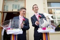 英ブライトン（Brighton）で挙式した後に、ハトを空に放つフィル・ロバサン（Phil Robathan）さん（左）とジェームズ・プレストン（James Preston）さん（右、2014年3月29日撮影）。(c)AFP/LEON NEAL