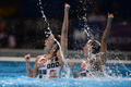 第15回世界水泳選手権（15th FINA World Championships）は21日、スペイン・バルセロナ（Barcelona）でシンクロナイズドスイミングのデュエット・テクニカルルーティン（TR）が行われ、ロシアのスベトラナ・ロマシナ（Svetlana Romashina）／スベトラナ・コレスニチェンコ（Svetlana Kolesnichenko）組が優勝した。

デュエットTR決勝の演技に臨む足立夢実（Yumi Adachi）／乾友紀子（Yukiko Inui）組（2013年7月21日撮影）。(c)AFP/JAVIER SORIANO