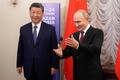 新興5か国（BRICS）首脳会議が開催中のロシア中部カザンで、中国の習近平・国家主席と会見するウラジーミル・プーチン大統領（2024年10月22日撮影）。(c)Alexander Zemlianichenko / POOL / AFP