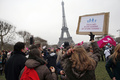 フランス・パリ（Paris）で13日、同性結婚の合法化に反対する抗議デモが行われ、警察発表で34万人が市内を行進した。主催者発表によると参加者は80万人。

与党・社会党が推進する同性婚合法化法案は月末に議会で審議される予定だが、フランスで2大宗教人口を持つキリスト教カトリックとイスラム教の信者の多くが反発しているほか、野党の右派政党も反対している。

写真は、同性婚合法化反対デモに参加する人々（2012年1月13日撮影）。(c)AFP/THOMAS COEX