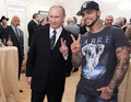 ロシア・モスクワでウラジーミル・プーチン大統領（左）と記念撮影をするラッパーのティマティ（2012年3月5日撮影）。(c)ALEXEY DRUZHININ / RIA NOVOSTI / AFP