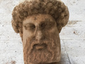 ギリシャ・アテネで発掘された、ギリシャ神話の神ヘルメス像の頭部。ギリシャ文化省提供（2020年11月15日提供）。(c)AFP PHOTO / GREEK CULTURE MINISTRY