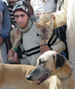 モロッコ北部Oued Jdidaで行われたジャッカル猟に参加した猟犬スルーギと捕まったジャッカル（2008年10月11日撮影）。(c)AFP/ABDELHAK SENNA