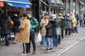 オランダ首都アムステルダムで、クリスマス時期のために買い物をする人々（2020年12月14日撮影）。(c)Bart Maat / ANP / AFP