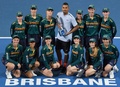 テニス、ブリスベン国際、男子シングルス決勝で優勝を飾り、ボールボーイとボールガールとともにポーズをとるニック・キリオス（2018年1月7日撮影）。(c)AFP/Saeed KHAN