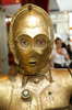 ニューヨーク国際子ども映画祭（New York International Children&apos;s Film Festival）で開催されたアニメ映画『スター・ウォーズ/クローン・ウォーズ（Star Wars: The Clone Wars）』の特別上映会に登場した、C-3PO（2008年8月10日撮影）。(c)AFP/Getty Images/Joe Corrigan