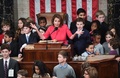 米首都ワシントンの連邦議会議事堂で、議員の子どもや孫たちに囲まれるナンシー・ペロシ下院議長（2019年1月3日撮影）。(c)SAUL LOEB / AFP