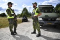 スウェーデン南部で、戦闘機が墜落した現場近くに駆け付けた兵士ら（2018年8月21日撮影）。(c)Jorgen RAGNARSSON / TT News Agency / AFP