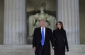 米首都ワシントンのリンカーン記念館で催された就任記念行事に出席したドナルド・トランプ次期大統領とメラニア夫人（2017年1月19日撮影）。(c)AFP/MANDEL NGAN