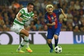 サッカー欧州チャンピオンズリーグ、グループC第1節、FCバルセロナ対セルティック。セルティックのエオガン・オコネル（左）と競るFCバルセロナのリオネル・メッシ（2016年9月13日撮影）。(c)AFP/LLUIS GENE