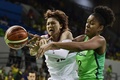 リオデジャネイロ五輪、バスケットボール女子・予選リーググループA、日本対ブラジル。ブラジルのダミリス・ダンタスとマッチアップする吉田亜沙美（2016年8月8日撮影）。(c)AFP/JAVIER SORIANO
