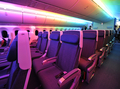 全日本空輸（All Nippon Airways、ANA）に25日引き渡された米航空機大手ボーイング（Boeing）の新世代旅客機「ボーイング787ドリームライナー（Boeing 787 Dreamliner）」1号機が28日、東京・羽田空港に到着した。

前日、明け方の曇り空のもと、予定より45分遅れで米ワシントン（Washington）州エバレット（Everett）のペインフィールド（Paine Field）空港を離陸した787は28日午前9時過ぎ、羽田空港に到着。多くの報道陣、航空ファンらに迎えられた。

1機平均2億200万ドル（約155億円）、乗客定員は330席。当初の予定では2008年初めに最初の機体が全日空に納入される予定だった。ボーイングにとってドリームライナーは、軽量化を図った中型旅客機の成功を賭けた存在でもある。

全日空は来月26日、成田発香港行きの便で、787を世界で初めて導入する。その後、羽田－北京（Beijing）や羽田－フランクフルト（Frankfurt）線でも運航していく。

写真は東京・羽田空港に到着後、報道陣に公開された全日本空輸のボーイング787ドリームライナー1号機の機内（2011年9月28日撮影）。(c)AFP/KAZUHIRO NOGI