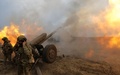 ウクライナ東部バフムート近郊でロシア軍を榴弾（りゅうだん）砲で攻撃するウクライナ兵（2023年3月21日撮影）。(c)Sergey SHESTAK / AFP