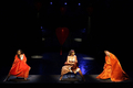 演劇祭「第14回ダマスカス・シアター・フェスティバル（Damascus Theatre Festival）」で上演された、クロージング作品『Aramel Ala al-baskalit（Widows on bicycles）』（2008年12月20日撮影）。(c)AFP/Damascus Arab Capital of Cultur