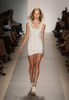 米・ニューヨーク市内で発表されたエルベ・レジェ バイ マックスアズリア（Herve Leger By Max Azria）の10年春夏コレクション（2009年9月13日撮影）。(c)AFP/Getty Images/Kristian Dowling