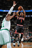 09-10NBA、ボストン・セルティックス（%%Boston Celtics%%）対シカゴ・ブルズ（%%Chicago Bulls%%）。試合はブルズが96-83でセルティックスを下し、3連勝した。写真はセルティックスのグレン・デイビス（%%Glen Davis%%）のマークを外し得点を狙うブルズのデリック・ローズ（%%Derrick Rose%%）。（2010年1月14日撮影）(c)AFP/Getty Images/NBAE/Brian Babineau