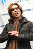X JAPANのYOSHIKIが23日、自身のラジオ番組「YOSHIKIラジオ」のスタートを発表するため、米ニューヨーク（New York）のシリウスXM（SiriusXM）スタジオを訪れた（2011年5月23日撮影）。(c)AFP/Getty Images/Roger Kisby
