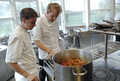 仏ベルサイユ（Versailles）の高級レストラン｢ゴードン・ラムゼイ　オー・トリアノン（Gordon Ramsay au Trianon）｣の厨房で調理する英人気シェフのゴードン・ラムゼイ（Gordon Ramsay）氏（2008年3月20日撮影）。(c)AFP/STEPHANE DE SAKUTIN