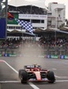 24F1第20戦メキシコシティGP決勝。トップでチェッカーフラッグを受けるフェラーリのカルロス・サインツ・ジュニア（2024年10月27日撮影）。(c)CARLOS PEREZ GALLARDO/ AFP