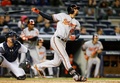 14MLB、ニューヨーク・ヤンキース（New York Yankees）対ボルチモア・オリオールズ（Baltimore Orioles）。9回に適時打を放つボルチモア・オリオールズのニック・マーカキス（Nick Markakis、2014年4月9日撮影）。(c)AFP/Getty Images/Jim McIsaac