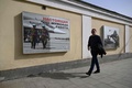 春の徴兵に合わせて貼り出された軍のポスター。ロシア・モスクワ市内で（2024年4月2日撮影）。(c)NATALIA KOLESNIKOVA / AFP