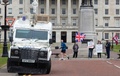 英領北アイルランド・ベルファストの議会前で抗議する親英派（2021年4月8日撮影）。(c)PAUL FAITH / AFP