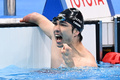 東京パラリンピック、競泳男子100メートル自由形（運動機能障害S4）決勝で金メダルを獲得した瞬間の鈴木孝幸選手（2021年8月26日撮影）。(c)Kazuhiro NOGI / AFP 
